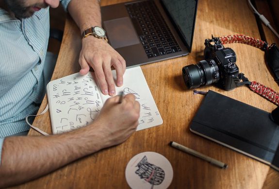 designer projektuje branding marki