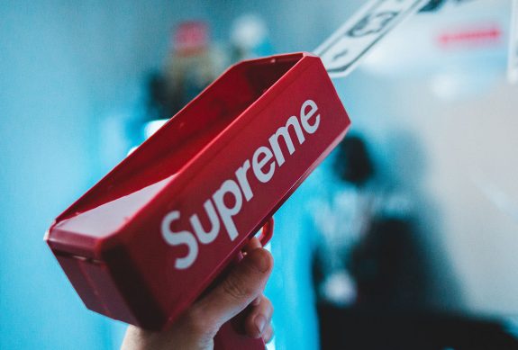 logo firmy supreme na maszynce do pieniędzy